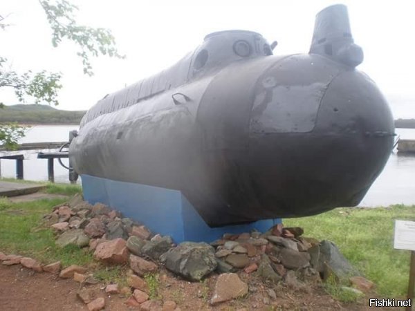 На острове Русский в бухте Холуай подводный диверсионный носитель "Тритон-2" установлен в качестве памятника на территории вч 59190. Точно такой же сегодня можно увидеть во дворе Музея КТОФ на улице Светланской. Сверхмалые подводные лодки "Тритон-2" состояли на вооружении флота с 1975 года по 1990-е годы. Они предназначались для патрулирования акватории портов и рейдов, доставки и эвакуации водолазов-разведчиков, минирования причалов, кораблей противника, исследования морского дна.


"Тритон-2". Автор фото: Алексей Суконкин