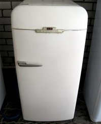 Замок в ручке был, я так понимаю? Случаем не ЗИЛ-Москва?  Бабушка моей жены жила в коммуналке.  Видели и такие.