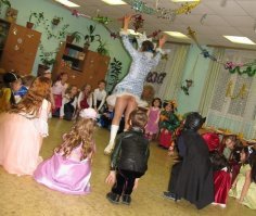 Танцы на пилоне: детсадовцы в Китае необычно отметили День знаний