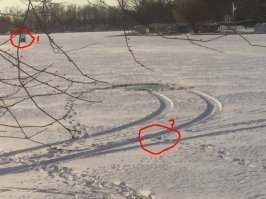 С этой фоткой немного даже интереснее ;)
Видно, что на этом водоёме езда на транспортных средствах нормальная практика, в верхнем левом углу какой то маленький автомобиль, либо служебный трактор, либо какой то электромобиль, типа как для гольфа используют...
И второе, к автомобильным следам ведут человеческие следы и обрываются, то ли кого то высадили, то ли наоборот посадили в машину.