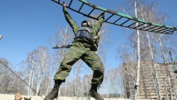 Я не понял!? А где -броник, каска, разгрузка, подсумки, противогаз, автомат!???
Она полосу препятствий в шортиках и кроссовках преодолевала!??? Сказки они тут будут рассказывать...