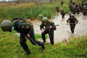 Я не понял!? А где -броник, каска, разгрузка, подсумки, противогаз, автомат!???
Она полосу препятствий в шортиках и кроссовках преодолевала!??? Сказки они тут будут рассказывать...