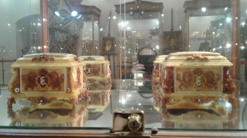 Родилась и выросла в Калининграде. Но с большим удовольствием навещаю этот музей. Вот буквально 19 августа были с сыном и увидела много нового и очень красивого. Однако побуду занудой. Куски янтаря "с вкраплениями" называется инклюз. Есть в экспозиции музея не "парочка образцов советских времён", а очень много образцов. Не малая часть-это копии предметов интерьера янтарной комнаты. Но и современные работы впечатляющие. На нижнем этаже самые "свежие" работы. В магазинах и лавках возле музея цены высокие, однако и вещи есть исключительной красоты, редкости и ценности. Но если походить по городу и даже по другим, в основном приморским городам, то там можно найти интересные изделия и камни, но дешевле.