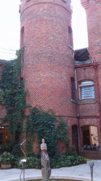 Там есть панно-копия из комнаты. А саму комнату просто не вместить в помещения. Это вообще крепость, форт. Потолки низкие, залы маленькие.
Вот внутренний дворик.