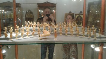 Родилась и выросла в Калининграде. Но с большим удовольствием навещаю этот музей. Вот буквально 19 августа были с сыном и увидела много нового и очень красивого. Однако побуду занудой. Куски янтаря "с вкраплениями" называется инклюз. Есть в экспозиции музея не "парочка образцов советских времён", а очень много образцов. Не малая часть-это копии предметов интерьера янтарной комнаты. Но и современные работы впечатляющие. На нижнем этаже самые "свежие" работы. В магазинах и лавках возле музея цены высокие, однако и вещи есть исключительной красоты, редкости и ценности. Но если походить по городу и даже по другим, в основном приморским городам, то там можно найти интересные изделия и камни, но дешевле.