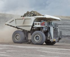 На предпоследней тянут "Liebherr Т284" грузоподъемностью 360 тонн. Но до Белаза-75710 ему как до Луны, тот для книги рекордов 500 тонн утянул.