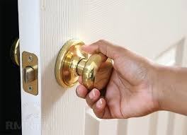 Поэма!! Сранные ковбои будут раздуваться от гордости!
Есть ещё одна возможность сотворить Оду круглым дверным ручкам!! То ещё изобретение! Почему они круглые, не с рычагом!?? И почти везде! Возможно для того, что бы не успеть открыть вспотевшими ручками, когда за вами гонится зомби!??