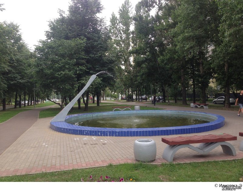 В копилку фейлов - фонтан в районе Строгино, в Москве. Называется "Попытка поссать во время утреннего стояка"