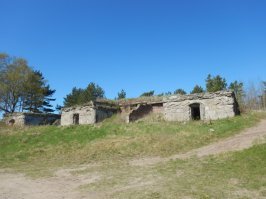 Бывал в Лиепае. Удивлён, что этого не видел. Глянул по карте. Да, есть. Полтора км к северу от порта. Лиепайская крепость/форт. Был в северном форте в Лиепае, там выглядит солиднее.