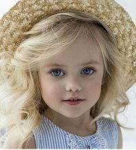 Самая красивая в мире девочка стала первоклассницей