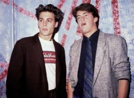 Не помню имя, но чувак постоянен в своей прическе.
П.С. а у Сталоне 95% фоток неудачные моменты...