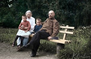 Владимир Ленин и Надежда Крупская с племянником Ленина Виктором и дочерью рабочего Верой, Горки, 1922 год.
