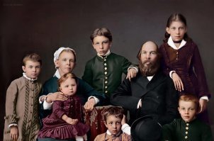 Семья Ульяновых. Слева направо стоят   Ольга, Александр, Анна. Сидят   Мария Александровна с мл. дочерью Марией, Дмитрий, Илья Николаевич, Владимир. Симбирск,