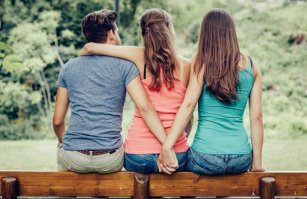 25 грустных фотографий о том, как нелегко быть третим лишним