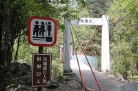 В Питере каменный мост когда то так пробили... шагом в ногу.
Отсюда и команда "разбить шаг".