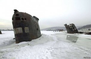 Кладбище кораблей в бухте Труда, остров Русский до саммита.
Сейчас над водой ни чего не торчит (срезали).