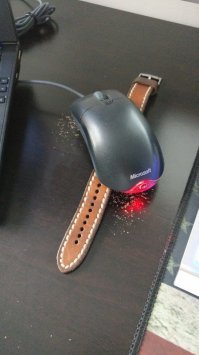Судя по крошкам- мышка часы заточила!
