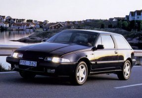 Так,навскидку.
Volvo 480
Volvo 480 обладала не только нестандартной на фоне других моделей марки внешностью, но и непривычным для переднеприводных Volvo характером со спортивными нотками. Достичь этого удалось за счет помощи сторонних автопроизводителей: заднюю подвеску хэтчбека доводили до ума специалисты Lotus Cars, а систему турбонаддува   работники Porsche Engineering. К слову, сам двигатель у 480 тоже не сугубо шведский   помогали французы из Renault.

Harley-Davidson VRSCAW V-Rod
В 2002 году Porsche Engineering закончили разработку мотоциклетного двигателя   и не для кого-нибудь, а для Harley-Davidson. Этот мотор V2, также известный как  Revolution Engine , имеет рабочий объем 1131 кубический сантиметр и жидкостное охлаждение, а главное   характерный для Harley-Davidson звук, над которым инженеры работали особенно тщательно. Встретить этот двигатель можно на мотоцикле VRSCAW V-Rod.