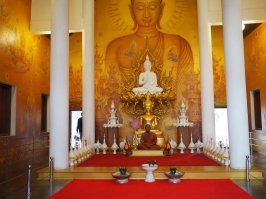 Внутри. И ещё пара моих фото того места - надеюсь концепцию автора не запорю своими простыми фотками :) . Таких крутых стёкол нету - фотал простым фиксом :)