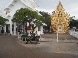 Внутри. И ещё пара моих фото того места - надеюсь концепцию автора не запорю своими простыми фотками :) . Таких крутых стёкол нету - фотал простым фиксом :)