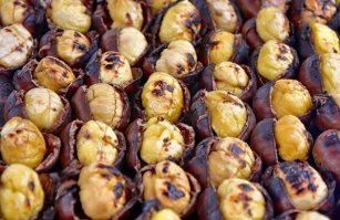 Попробовал жареных каштанов в Праге. По вкусу напомнило печёную в костре картошку, кожура у которой почему-то толстая, да и соли забыли добавить:)