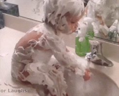 Мама с папой конченные дятлы - 
ребенок на пене может скользнуть в любую сторону. 
Поймать не успеют - вскочит! 
Может соскочить в раковину и больно удариться о смеситель.