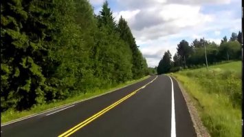 У финов нет проблем с обочечниками. Там обочин нет, 20 сантиметров и канава ;)