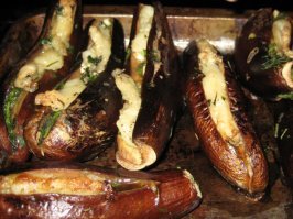 Самое  экзотическое и, в тот же момент,простое блюдо из баклажан-которое я пробовал-грузинское . Берется баклажан, надрезается по всей длине. в надрез вставляется полоска курдючного жира, обильно посыпанная солью, немного кинзы, петрушки,базилика и чеснока.  Баклажан запекается , целиком с кожурой. Очень вкусно!