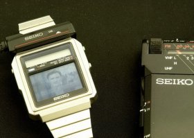 В 1982 году компания Seiko выпустила часы TV Watch, в которые был встроен самый настоящий цветной телевизор! Изображение в нем было нечеткое и неконтрастное, да еще и сам телеприемник шел отдельно его нужно было носить в кармане и подключать к девайсу посредством шнура и штекера.