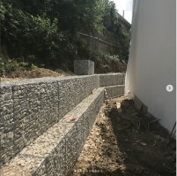 Камень не очень аккуратно уложен, через пару лет пузо выдавит ((