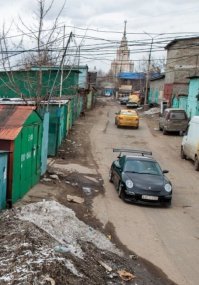 Это в Москве, недалеко от МГУ.  Там целое гаражное гетто. Каких только тачек не встретишь.
