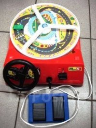 У меня в 1986 году был "Автодром-2"за 25 рублей с напольной трёхступенчатой КПП и педалями(она же-корпус для шести элементов 373).С сетевым блоком питания в комплекте и ездили уже две машинки.На фото-пятая версия,уже без рычага КПП возле педалей,он опять возле руля.Удачную игрушку сделали на "Киевском заводе Рэле и Автоматики"-сейчас уже внук друга рулит на ней!