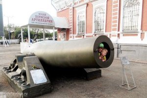 152 мм маловато.
В Перми и больше делали.
Специально выбрал фото с детьми, для масштаба.
Прикиньте размер ядер!
Самая тяжёлая в России пушка.
Мой сын тоже в неё лазил. И я бы влез, но по статусу - не положено.
А 152 мм (сама пушка, что ставилась на ИСУ и САУ) стоит за спиной фотографа.
САУ-152 слева. (не нашёл внятных фото, а свои не сохранились)