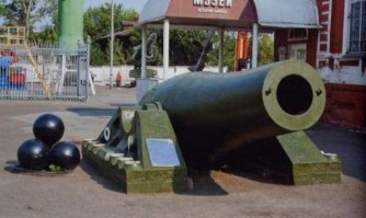 152 мм маловато.
В Перми и больше делали.
Специально выбрал фото с детьми, для масштаба.
Прикиньте размер ядер!
Самая тяжёлая в России пушка.
Мой сын тоже в неё лазил. И я бы влез, но по статусу - не положено.
А 152 мм (сама пушка, что ставилась на ИСУ и САУ) стоит за спиной фотографа.
САУ-152 слева. (не нашёл внятных фото, а свои не сохранились)