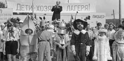 Даже в фильме Добро пожаловать, или Посторонним вход воспрещён, первую премию  дают за костюм кукурузы.