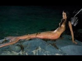 Девушка в костюме русалки развлекает малышню