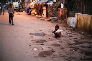 я в Индии зимовал, срать везде это первая индийская особенность, поначалу просто в шоке были, когда на оживлённой улице локал присаживался, срал, и шёл дальше, а пешеходы тут же растаптывали ... но народ в массе не злой, но засрут 100%