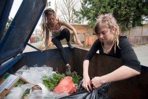 ..........."Евгений, 87-летний французский пенсионер, роется в мусорном баке в поисках пропитания.
Евгений   человек гордый, но практичный, поскольку вынужден существовать всего на 1000 евро ($ 1300) в месяц. "..........

- Найди на фото Евгения;
- Почему в России копаться в мусорных баках зашквар, а на Западе это стильно, модно , молодёжно;
- Предлагаю не отставать от западных трендов)))