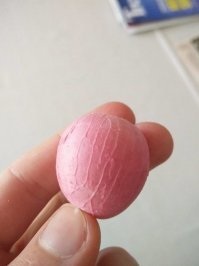 Это не личи.
Очищенный личи на второй картинке. И личи прекрасно чистится. Что надо обязательно сделать перед тем как его съесть.