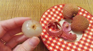 Это не личи.
Очищенный личи на второй картинке. И личи прекрасно чистится. Что надо обязательно сделать перед тем как его съесть.