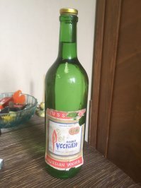 Очень странная форма бутылки, я помню только более плавные бутылки, причем они были немного разной формы, но не такие резкие. Причем бутылки были не только разных форм но и из белого или зеленого стекла, но вот такой формы как в посте я бутылок не помню. Такие резкие формы были у винтовых бутылок, но в посте не винтовая. Странно.