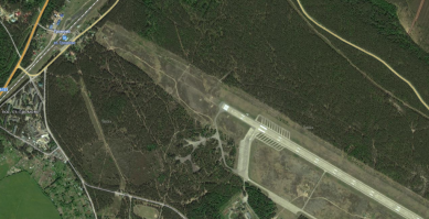 Самолёты на высоте десять метров над землёй - для военного аэродрома - это ещё охраняемая территория. Автор привирает.

А уж морковкой попасть во взлетающий реактивный самолёт - вообще бред. 

В 1988 году я два месяца отработал пионервожатым в лагере. Приозерский район Ленобласти. Посёлок Громово. Знаю, сам видел.

В самом конце взлётно- посадочной полосы учебного аэродрома. Каждый день - десятки взлётов и посадок. Курсанты за штурвалом. Пару раз звуковой барьер брали , от бетона только оторвавшись -  уши закладывало.

Повторяю - попасть морковкой, и увидеть, как  "Еще несколько морковок вдруг превратились в нежно-розовые пятна на фюзеляже. А одна угодила точно в фонарь кабины".... абсолютно невозможно.