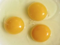 Во-первых, это не черника, а голубика

Во-вторых, (если сделать вид, что мы не заметили, что на этой фотографии силиконовый муляж) яйцо без оболочки не может так выглядеть.

Вот так выглядит яйцо без скорлупы, но с подскорлупной оболочкой

А вот так выглядят яйца без оболочки

* * *
А теперь, друзья, я покажу Вам то, что мало кому удавалось увидеть.
Вот так выглядит ирис "Золотой ключик" без обертки. Вообще. Даже без маленького кусочка.