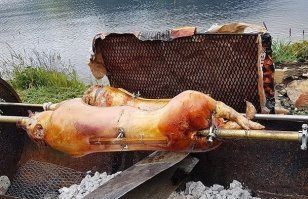 Вид поросёнка на вертеле оскорбляет "новых норвежцев". 
Неполиткорректно однако!