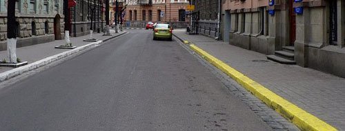 Вопрос два - кто заказывает краску на склад. И учтите, что бордюры не красят маслянной, или фасадной краской. Просто гашеной известью, как деревья весной. Желтой краской иногда красят бордюр, по ПДД. Это означает "Стоянка запрещена". Если Вы не врете, а пруфов пока нет, то Вашему ЖКХ ГИБДД выкатят штраф и заставят перекрасить.