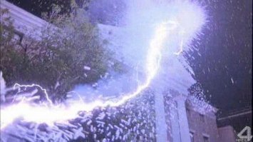 Удар молнии в самое высокое здание Европы попал на видео