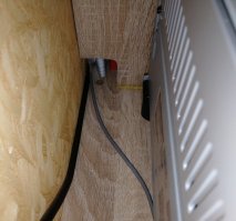 У моего принтера сбоку щелей вентиляции нет. Только сзади и сверху. А там много места, сантиметров 5 точно есть.