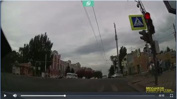 момент начала движения рега и выезда корейца на перекресток.
покажите где видно что в это время корейцу горит красный ...