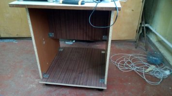 Гут! Аккуратненько так!
Я а работе развлекался - столики на колесах клепал. Конструкция проста. можно сказать - примитивна, делалось из того, что было по месту. На фото малый, есть еще один похожий побольше.