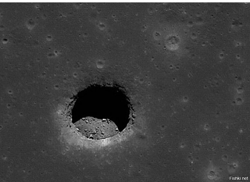 Такие дыры обнаружены на Марсе и Луне, и если про Марс ещё теоретически биогенное происхождение не исключено, то про Луну сомнительно.